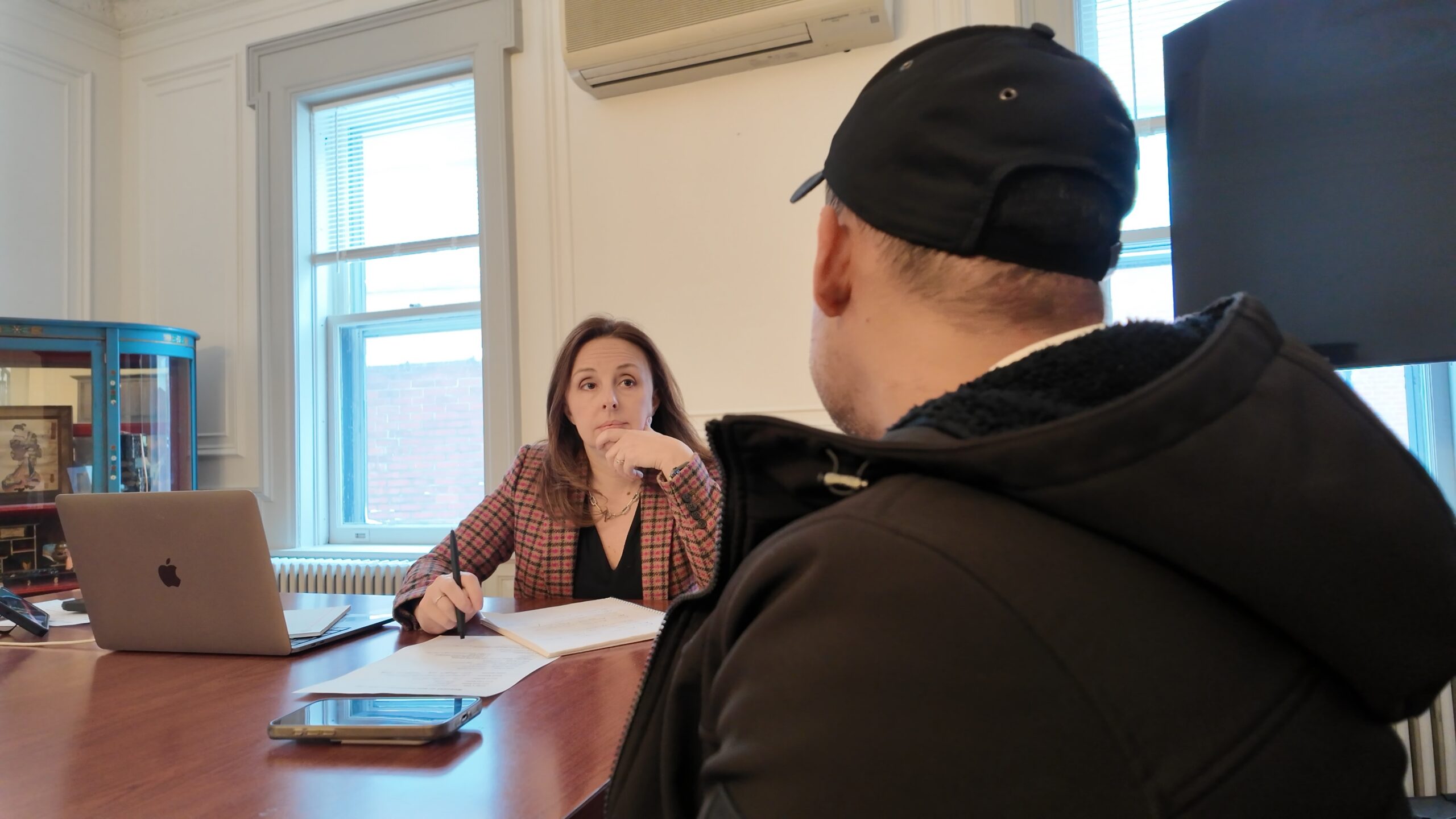 Jennifer Rizzo-Choi helps a New American client with services.